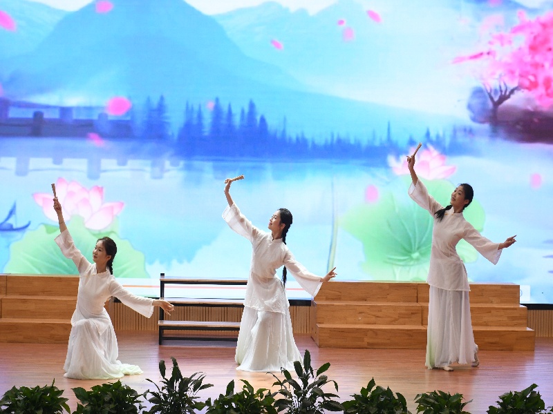 舞蹈《香扇藏春》2.jpg